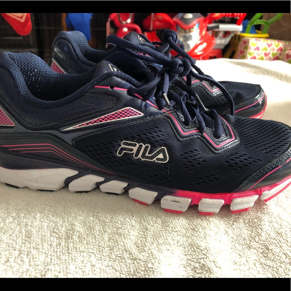 Women’s Fila size 10 sneakers 👟